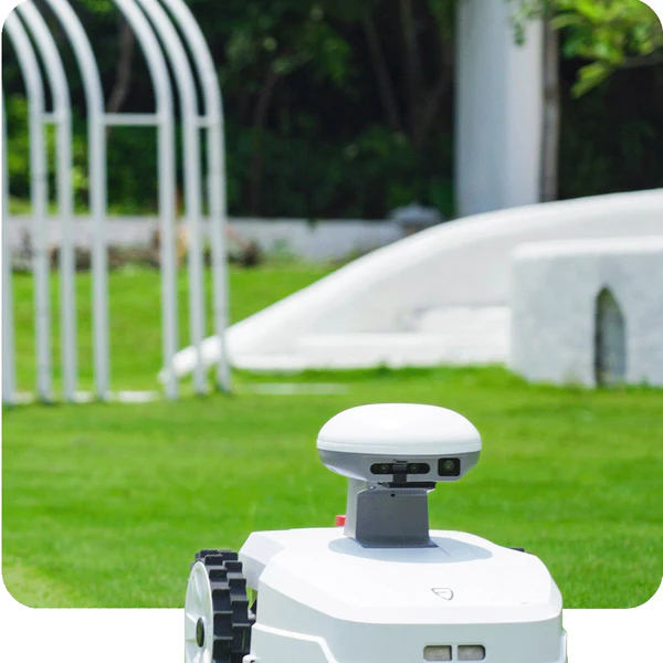 FJDynamics FR4000 wireless robotic lawn mower cutting grass in backyard FJDynamics FR4000 wireless robotic lawn mower cutting grass in backyard